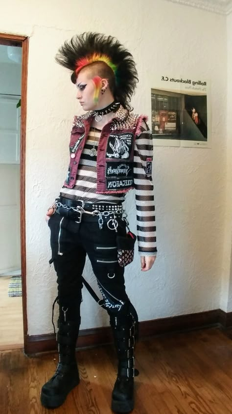 Punk Fantasy Outfit, Girl Punk Outfits, Punk Rock Girl Outfits, Women In Punk Rock, Punk Style Fitted Cosplay Costume, Rock Punk Outfit, 80s Punk Rock Fashion, Punk Deathhawk, 70s Punk Fashion