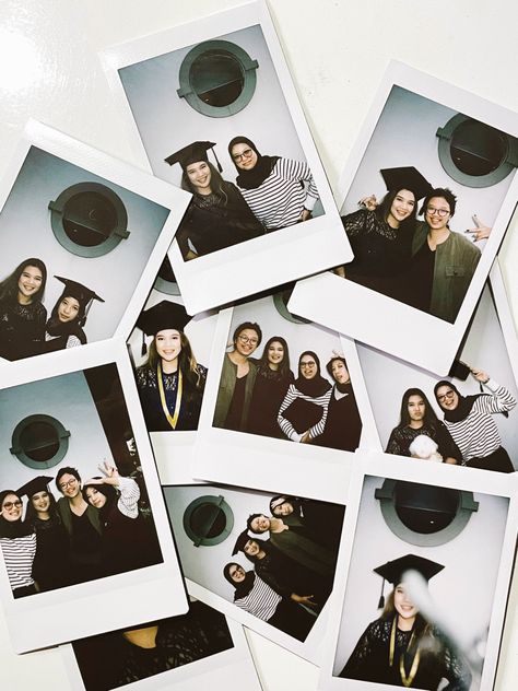 Graduation Poloroid Pictures, Polaroid Graduation Pictures, Graduation Day Photos, Graduation Day Photo Ideas, Graduation Pictures Ideas High School, Senior Year Vision Board, Graduation Day Aesthetic, Graduation Pictures Friends, Graduation Day Pictures