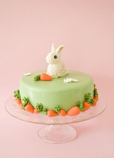 Going to use a chocolate bunny in the middle and chocolate covered  strawberries around the edge! Easter Strawberry, Bunny Birthday Cake, Torte Creative, Easy Easter Treats, Easter Snacks, Easter Bunny Cake, Rabbit Cake, Torte Cupcake, Bunny Birthday