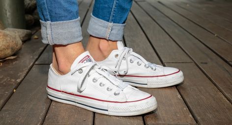 How To Clean White Sneakers, Baskets Converse, Taylor Schilling, Summer School Outfits, Invisible Socks, Outfits With Converse, White Converse, Classic Porsche, Converse Sneakers