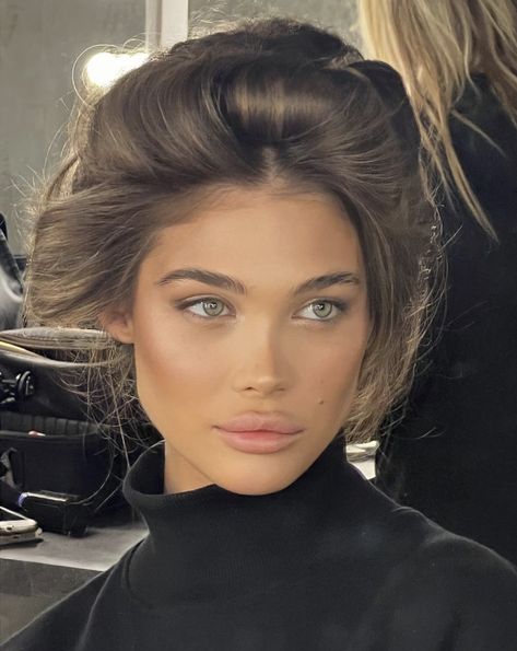 Brunette Green Eyes, 40k Followers, Brunette Makeup, Perfect Face, Paris Mode, Models Makeup, Makeup For Green Eyes, Face Hair, Glam Makeup