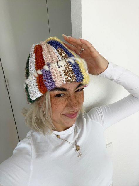 new crochet beanie // IG: @belinalilly Diy Beanie, Chunky Crochet Hat, Scrap Yarn Crochet, Knitted Mittens Pattern, Beanie Outfit, Crochet Cozy, Modern Crochet Patterns, Crochet Fall, Crochet Bookmarks