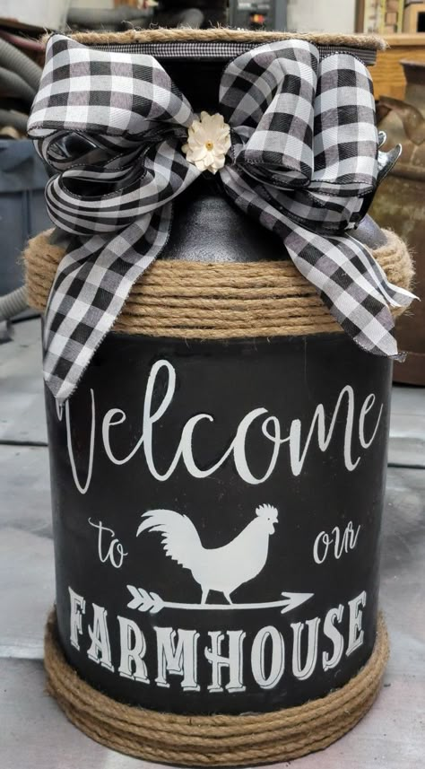 Small Milk Can Ideas, Vintage Milk Can Decor, Rustic Milk Can Decor, Painting Milk Cans Ideas, Painted Milk Cans Ideas, Diy Mason Jar Decor, Milk Can Ideas, Country Craft Ideas, Painted Milk Cans