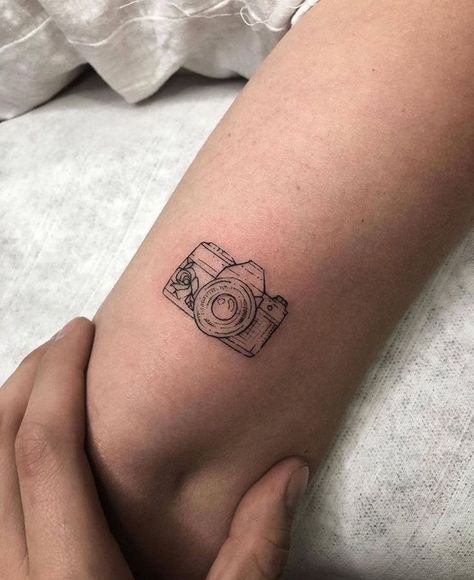 The 90 Most Popular Symbols For Travel Tattoos | Unique & Cute Travel Tattoo Ideas Cute Camera Tattoo Ideas, Arm Tattoo Photography, Small Tattoos Photography, Small Tattoos Camera, Vintage Camera Tattoo Design, Photo Camera Tattoo, Camera Minimalist Tattoo, Mini Camera Tattoo, Photography Tattoo Ideas Cameras