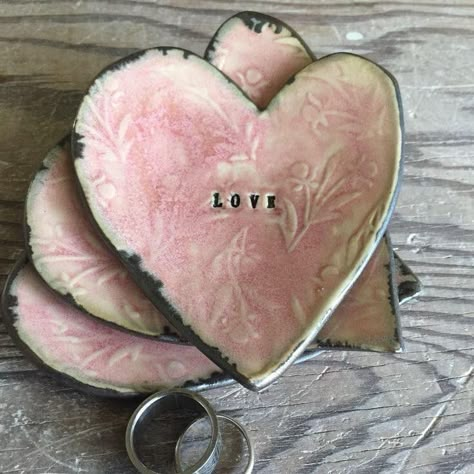 Heart Pottery, Love Heart Ring, Heart Shaped Ring, Air Dry Clay Projects, Ceramic Workshop, Pottery Handbuilding, Ring Dishes, Pottery Crafts, Ceramics Ideas Pottery