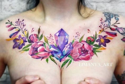 Jewel Chest Tattoo, Art Flower Tattoo, D20 Tattoo, Cutesy Tattoos, Tattoo Peito, Crystal Tattoos, White Henna Tattoo, Flower Hip Tattoos, Tattoos Chest