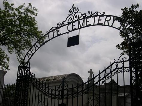 Lafayette Cemetery New Orleans Graveyard Gates Entrance, Cemetery Entrance, Cemetery Gates, Lafayette Cemetery, Graveyard Shift, Gate Decoration, Come Undone, Cemetery Flowers, Southern Gothic