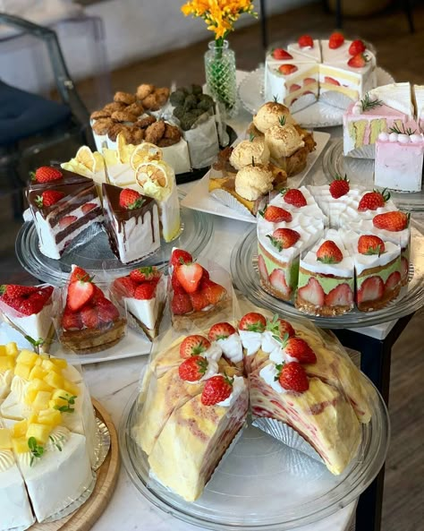 Tummy Yummy, Decorações Com Comidas, Mini Store, Dessert Spread, Food Aesthetics, Just Cakes, Bakery Cafe, Cute Desserts, Breakfast Dessert