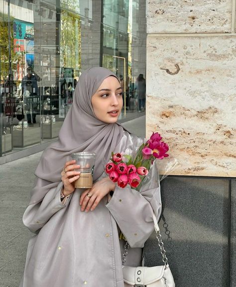 Hijabi With Flowers, Flowers For Instagram, Hijabi Instagram Photos, Modest Poses, Hijabi Instagram, Modest Essentials, Poses With Flowers, Korean Hijab, Outfits Muslim