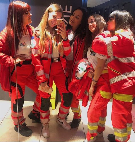 Emt Women Outfit, Paramedic Outfit, Paramedic Uniform, Paramedic School, Girl Firefighter, Emergency Ambulance, Firefighter Paramedic, Sport Aesthetic, Nurse Midwife