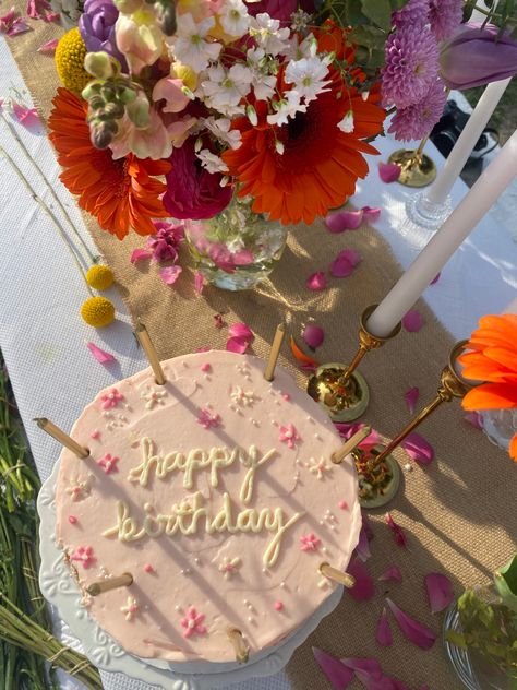 Birthday Cake Cute Simple, Spring Bday Cake, May Birthday Aesthetic, Mom Birthday Theme Ideas, Birthday Eating Ideas, Flower Aesthetic Cake, Flower Birthday Aesthetic, Flower Picnic Party, Floral Party Theme Birthday