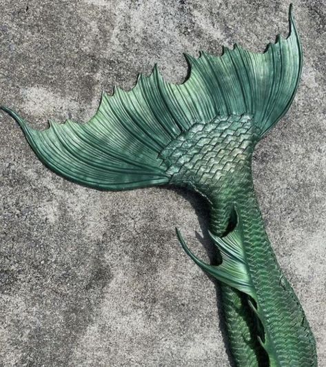 Mermaid Tail Claims, Venti Accessories, Green Mermaid Aesthetic, Mermaid Tail Aesthetic, Siren Tail, Green Mermaid Tail, Evil Mermaids, Water Spirits, Mermaids Kissing