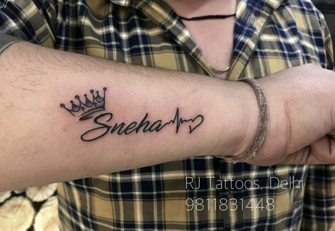 Tattoo Names On Hand, Tattoo Ideas For Men Name, Crown With Name Tattoo, Crown And Name Tattoo, Crown Tattoo With Name, Name Tattoo Ideas Men, Daughter Name Tattoo For Men, Crown Name Tattoo, Tattoo Name Ideas For Men