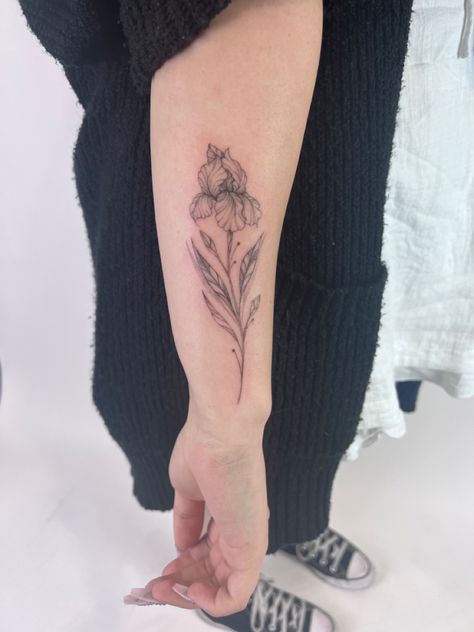 Iris Wrist Tattoo, Black And White Iris Tattoo, Iris Tattoo Design, Iris Sketch, Violet Tattoo, Iris Tattoo, Tattoo Placements, Tattoo Aesthetic, Health Tattoo