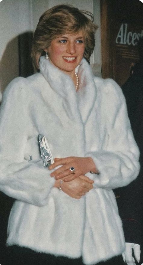 80s Street Style, Inspiration For Black Women, Lady Spencer, 90s Hairstyles, Hairstyles For Women, Princess Diana, Fur Coat, Diamond Ring, Make Up