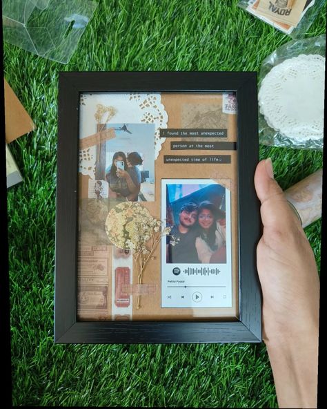 Diy Couple Picture Frames, Picture Frame For Girlfriend, Framed Polaroid Collage, Diy Anniversary Picture Gifts, Valentines Gift For Boyfriend Picture Frame, Picture Frame Gift For Boyfriend, Gifts With Polaroid Pictures, Diy Frame For Boyfriend, Cute Photo Frame Ideas For Boyfriend