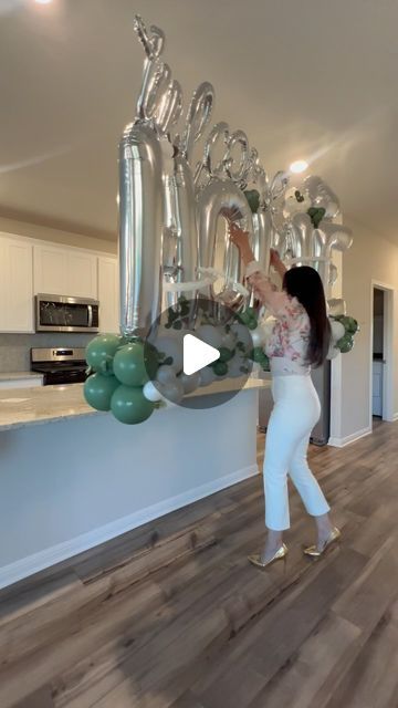 304K likes, 2,747 comments - morabrianda on April 4, 2024: "✨🏡 Behind-the-scenes setting up for another successful closing day! It’s not just about keys and contracts; it’s about creating lifelong memories and friendships with my clients along the way. Here’s to new beginnings and lasting connections! Let’s get you HOME! 🏡 ♥️ Brianda Mora Realtor 💙 Coldwell Banker Realty (512)698-7405 Shoutout to @lizas_beautiful_balloons (My Childhood Friend 💖🥰) #ClosingDayJoy #ClientBonding #RealEsta House Closing Outfit, Open House Balloon Ideas, Housewarming Party Balloons, Real Estate Closing Day, Housewarming Balloon Ideas, New Home Balloons, Closing Day Gift Ideas, New Home Celebration Ideas, Real Estate Launch Party Ideas