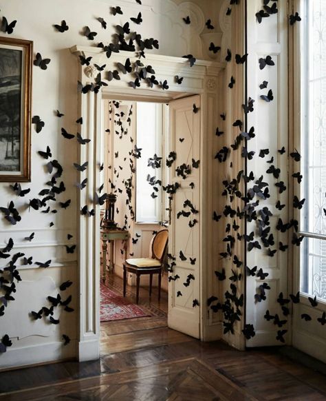 Black Butterflies, Classy Halloween, Halloween Party Dinner, Diy Halloween Decor, Chic Halloween, Halloween Dinner, Fall Halloween Decor, Gothic Decor, Halloween Inspiration