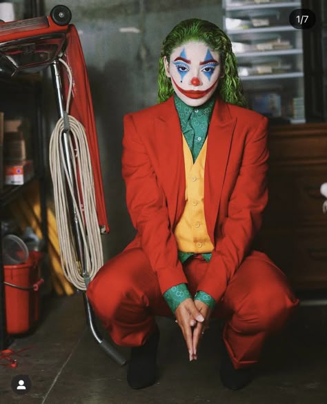 Red Suit Halloween Costume, The Joker Makeup Women, Joker Red Suit, Harry Styles Costume Halloween, Halloween Ideas Women, Halloween Costumes Men Aesthetic, Harry Styles Costume, Female Joker Halloween, Female Joker Costume