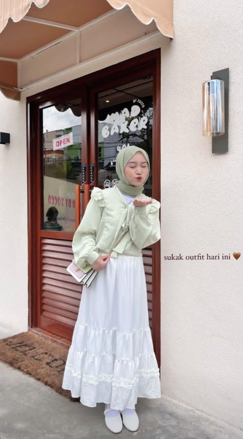 Klik link untuk belanja Skirt Outfits With Hijab, White Skirt Outfit Hijab, White Dress Hijab, Skirt Outfits Hijab, Outfit Rok, Outfit Hijab Ideas, Korean Style Hijab, Outfit Muslim, White Skirt Outfits