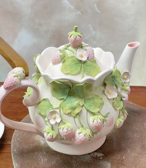 Ceramic Strawberry Pot, Flower Pot Pottery Ideas, Tea Sets Aesthetic, Fairytale Ceramics, Cute Teapots, Teapot Ceramic Ideas, Tea Pot Ideas, Ceramic Teapots Ideas, Tea Pot Aesthetic