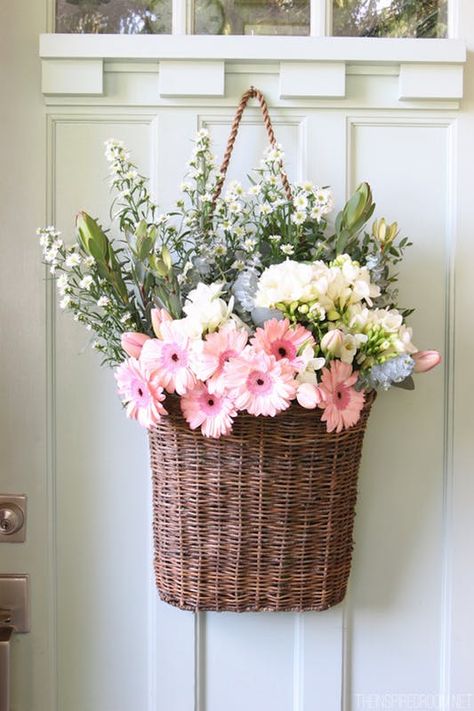 Greet your guests in style. Cottage Style Doors, Diy Frühling, Interior Vintage, Spring Decorating, Have Inspiration, Coron, Deco Floral, Spring Diy, Spring Home Decor