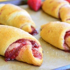 Strawberry Vanilla Crescent Rolls. Beautiful, sweet, fruity, aromatic, and easy breakfast and brunch! PERFECT for Mother's Day. Strawberry Crescent Rolls, Creasant Roll Recipes, Crossiant Recipes, Easy Crescent Roll Recipes, Crossant Recipes, Crescent Roll Recipes Dessert, Crescent Roll Dessert, Breakfast Tart, Will Cook For Smiles