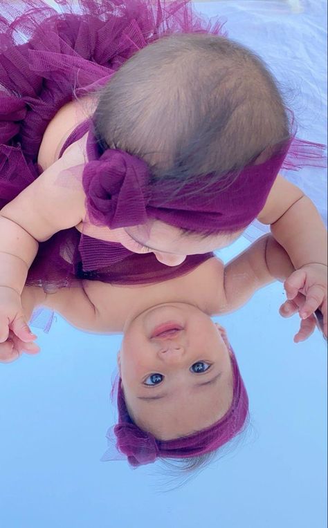 Baby Mirror Photoshoot, Mirror Baby Photoshoot, Baby Mirror Pictures, Creative Baby Photoshoot Ideas, Baby Girl Photoshooting Ideas, Cute Baby Photoshoot Ideas, Mirror Photoshoot, Baby Photography Poses, Baby Mirror