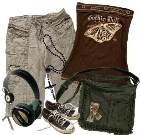 Cargo Capris Outfit Y2k, Cargo Capris Outfit, Capris Outfit, Classy Y2k, Grunge Fairycore Aesthetic, Emo Goth Outfits, 2000s Trashy, Capri Outfits, Grunge Fits