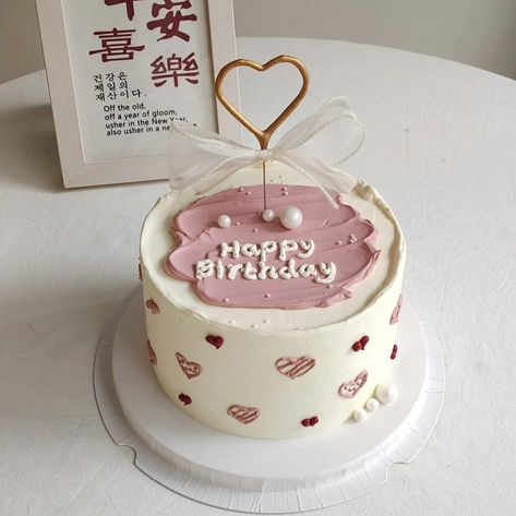 Cake Minimal Korea Happy Birthday, Mini Birthday Cake Aesthetic, Mini Cake Designs Birthday, Simple Mini Cake Designs, Kue Bento Cake Aesthetic, Birthday Cake Aesthetic Pink, Kue Ulta, Korean Birthday Cake Aesthetic, Mini Cakes Aesthetic