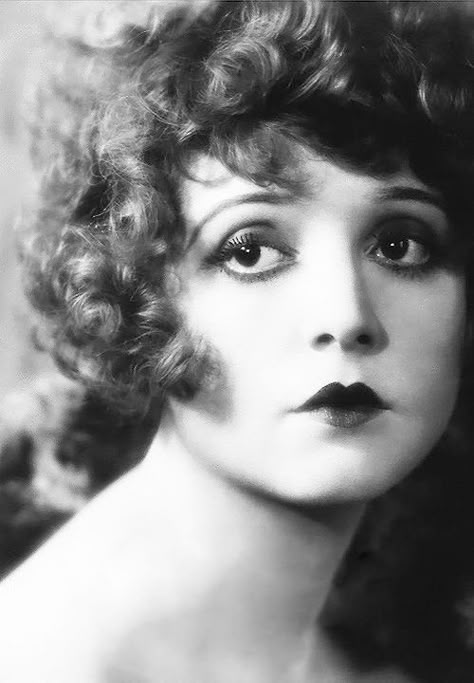 Vintage Beauty from the Roaring Twenties – Eclectic Ladyland 1920 Makeup, 20s Makeup, 1920s Makeup, 1920s Hair, Jennifer Beals, Clara Bow, Hollywood Vintage, Silent Film Stars, Louise Brooks