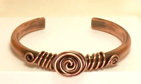 Diy Jewelry Making Ideas, Handmade Copper Bracelet, Diy Bracelets How To Make, Jewelry Making Books, Metal Art Jewelry, Homemade Bracelets, Wire Wrap Bracelet, Wire Jewelery, Copper Bracelets