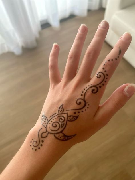 Quick Henna Designs Simple, Henna Turtle Tattoo, Simple Henna Hand Tattoos, Cute Henna Hand Designs, Sea Turtle Henna Tattoo, Simple Henna Tattoo Hand, Simple Henna Ideas Hands, Hena Ideas Summer, Artistic Henna Designs