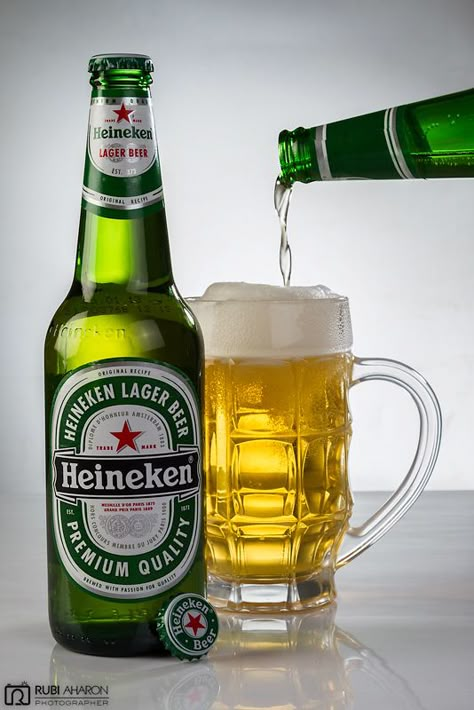 "Heineken" , a Dutch beer. Very famous all around the world Heineken Experience, Heineken Beer, Beer Drinks, Beer Photography, Beer Food, Beers Of The World, All Beer, Lager Beer, Beer Brands