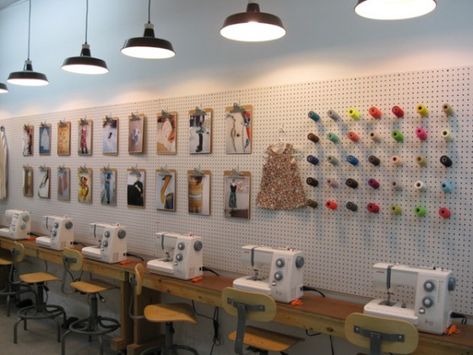 Fabric Mart Fabricistas: Inspiration: More Sewing Room Jealousy! Sewing School Studio, Sewing Classroom Ideas, Sewing Workshop Studio, Sewing Classroom, Tailoring Studio, Sewing Studio Organization, Fashion Design Studio, Design Studio Workspace, Sewing Room Inspiration