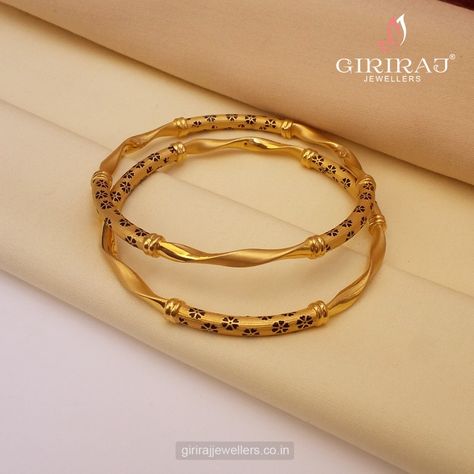 22k Gold Bangles Latest Gold Bangles, Dubai Gold Bangles, 22k Gold Bangles, Solid Gold Bangle, Unique Gold Jewelry Designs, Gold Bangles For Women, Gold Jewelry Outfits, Gold Bangle Set, Modern Gold Jewelry