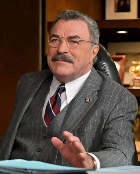 Tom Selleck Movies, Tom Selleck Blue Bloods, Blue Bloods Tv Show, Jesse Stone, Song Kang Ho, Wayne Family, Handsome Older Men, Airport Photos, Tom Selleck