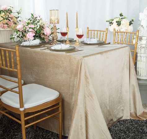 Light Breakfast Recipes, Pop Up Shop Ideas, Velvet Tablecloth, Dining Wedding, Velvet Table, White And Gold Wedding, Light Breakfast, Damask Tablecloth, Wedding Tablecloths