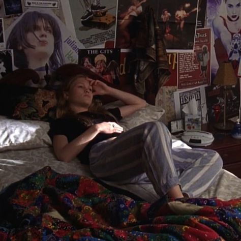 Kat Stratford Bedroom, Rugs Cozy, Kat Stratford, Rock Room, Photo Polaroid, 10 Things I Hate About You, Rockstar Girlfriend, Auto Retro, Bedroom Decor For Teen Girls