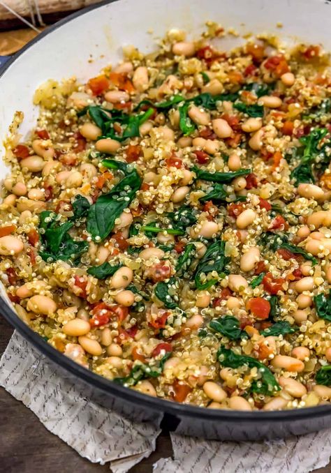 Simple, yet flavorful, this nourishing, oil-free Tuscan White Bean Quinoa Skillet is packed with beans, tomatoes, spinach, and quinoa. #wholefoodplantbased #vegan #oilfree #glutenfree #plantbased | monkeyandmekitchenadventures.com Spinach Quinoa Recipes, Quinoa Beans Recipes, Bean And Quinoa Recipes, Quinoa Skillet Recipes, Quinoa And Beans Recipes, Grenada Recipes, Italian Lunches, Quinoa And Beans, Me Bean