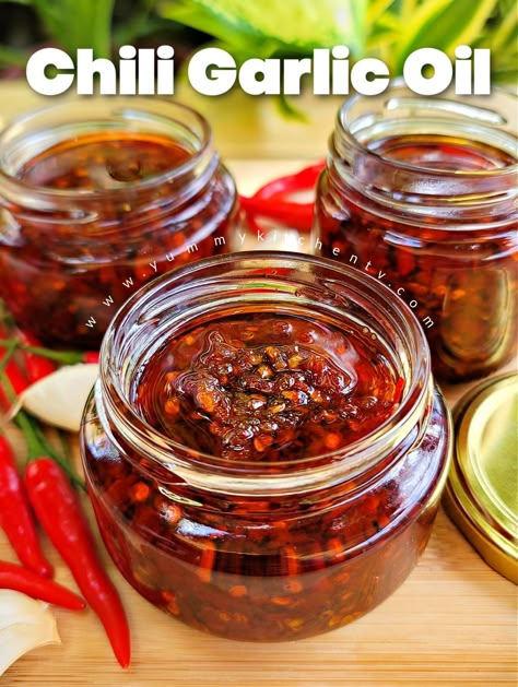 Chili Garlic Oil - Yummy Kitchen Chili Garlic Oil Recipe, Recipes With Chili Garlic Sauce, Cheese Wheel Pasta, Garlic Oil Recipe, Homemade Chili Sauce, Chili Oil Recipe, Chili Garlic Paste, Italian Almond Cookies, Schezwan Sauce