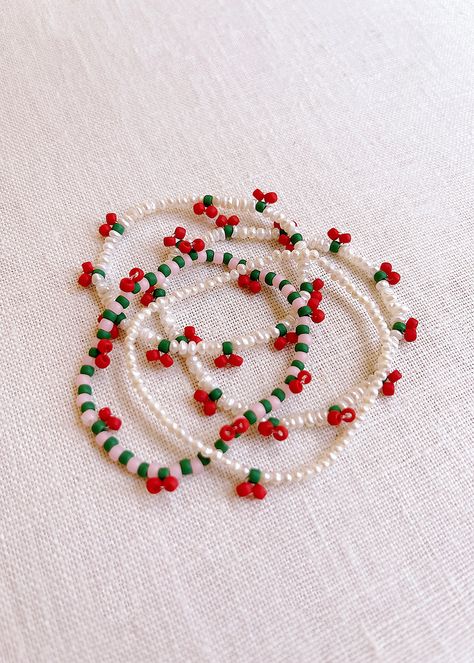 DIY Beaded Cherry Bracelet - Honestly WTF Cherry Bead Pattern, Cool Bead Bracelet Patterns, Easy Beads Accessories Ideas, Beaded Jewellery Diy, Bead String Bracelet, Things To Do With Beads Diy Projects, Cherry Bracelet Tutorial, Cherry Beads Tutorial, Bead Diy Crafts