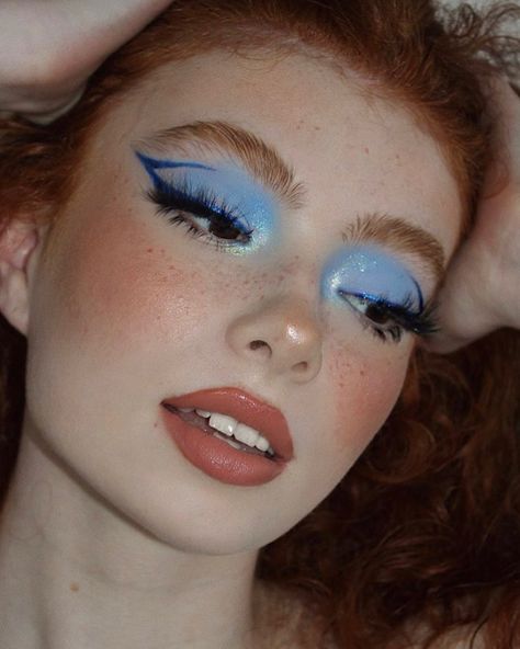 Blue Hair Makeup Ideas, Blue Red Makeup, Blue Aesthetic Makeup, Blue Makeup Aesthetic, Makeup Bleu, Blue Eye Makeup Looks, Blue Hair Makeup, Blue Make Up, Blue Makeup Ideas