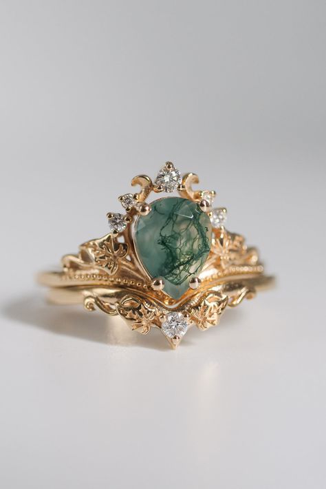 Natural moss agate bridal ring set, alternative engagement ring set / Ariadne | Eden Garden Jewelry™ Green Wedding Rings, Unconventional Engagement Rings, Fairytale Engagement Rings, Agate Wedding Ring, Diamond Alternative Engagement Ring, Eden Garden, Agate Wedding, Dream Wedding Ring, Pretty Engagement Rings