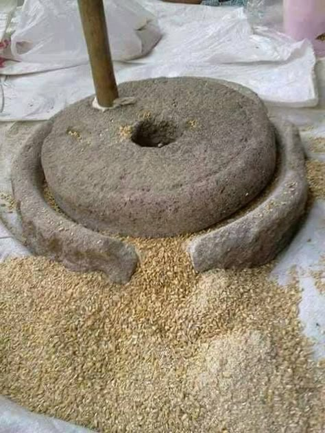 Indian Kitchen Utensils, Mill Stone, Punjab Culture, Childhood Memories Art, Punjabi Culture, Vintage Kitchen Utensils, Village Photography, Indian Village, History Of India