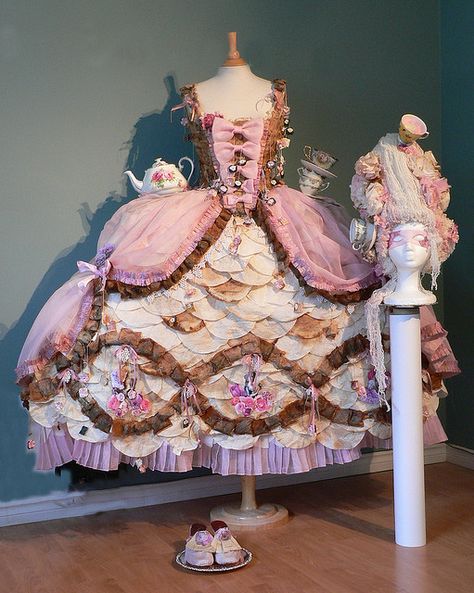 Amazing dress made from tea bags, coffee filters and other found things by one of my wife's friends. Rococo Fashion, Historical Costume, Historical Dresses, Historical Clothing, Mode Vintage, Gothic Lolita, Marie Antoinette, Historical Fashion, Lolita Fashion