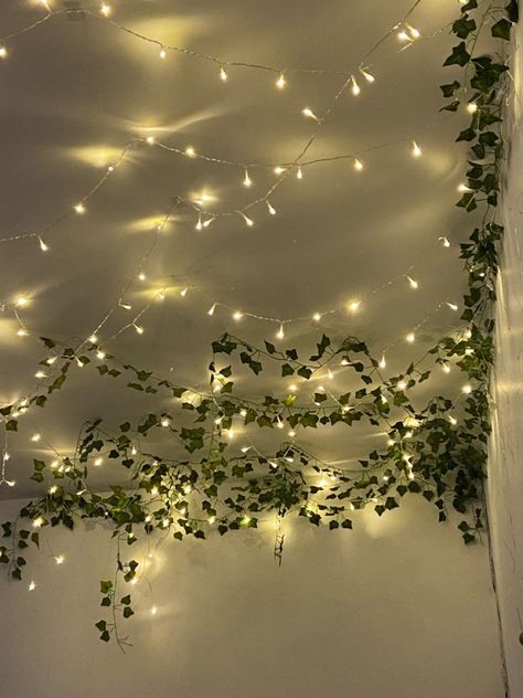 Dark Fairy Room Bedroom Ideas, Fairie Lights Bedroom, Fairy Lights Inspiration, Fairy Lights Cute, Fairy Lights Along Ceiling, Farie Lights Bedroom, Fairy Den Room, Fairy Lights Room Decor Ideas, Bedroom Inspo Fairy Lights