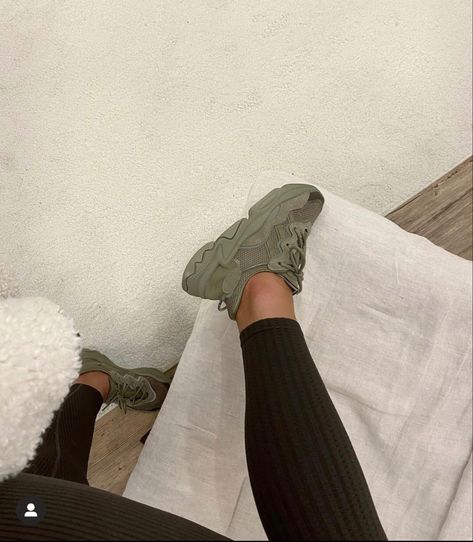 Green Outfit Women, Ozweego Outfit Women, Adidas Originals Ozweego, Extra Fashion, Adidas Ozweego, Outfit 2022, Air Shoes, Nike Air Shoes, Cute Sneakers