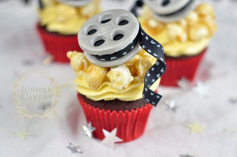 Make your movie-themed party a glittering success with our easy-to-follow tutorial for movie reel cupcakes! Create them again for movie-loving client! Movie Cupcakes, Teenager Party, Movie Night Birthday, Movie Reel, Movie Cakes, Movie Birthday Party, Cupcake Tutorial, Film Reel, Hollywood Theme