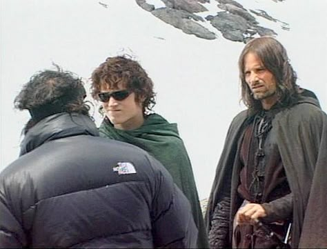 Frodo sunglasses Lotr Funny Faces, Frodo And Aragorn, Aragorn And Frodo, Lotr Trilogy, Lotr Cast, Lotr Funny, The Hobbit Movies, Frodo Baggins, Into The West